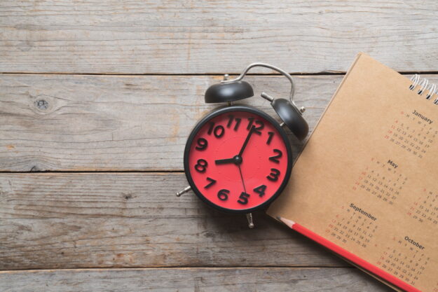 Close,Up,Of,Calendar,,Alarm,Clock,And,Pencil,On,The